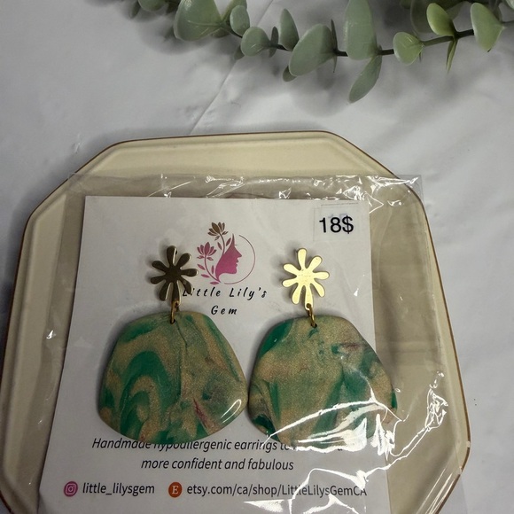 Handmade big dangly green earrings - Picture 4 of 4